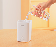 加湿器本体に水を入れます